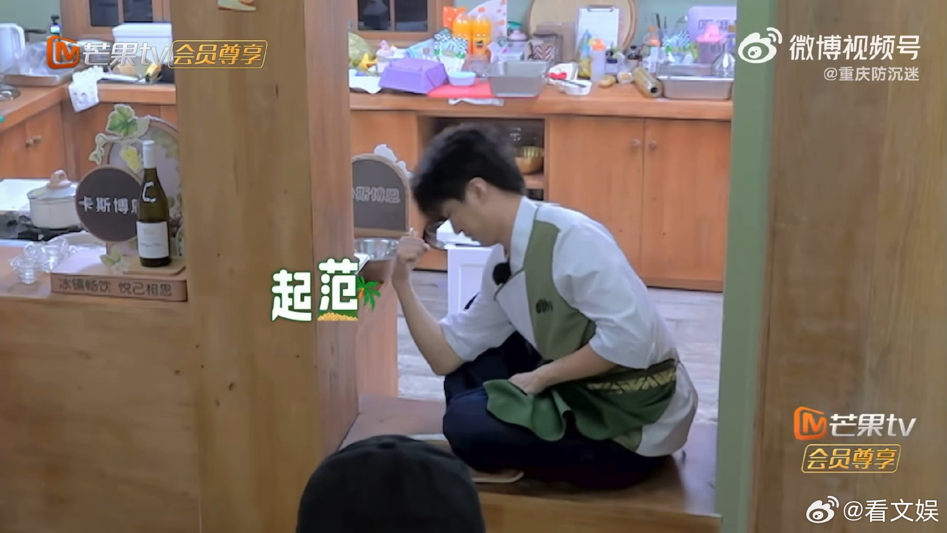 王俊凯听到要拍照的反应 王俊凯思考者pose少年的营业本能藏不住！明明腰背酸痛身