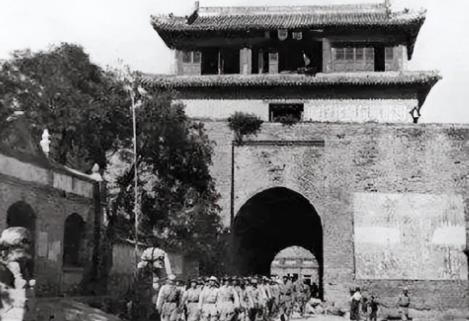 1944年，八路军任远被俘，半夜，他忽然摇醒了正在熟睡的狱友，轻声对他说：“那个