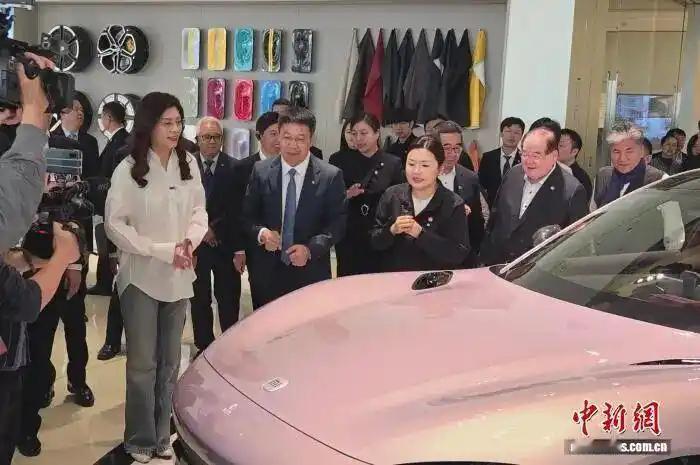 4月12日，中国国民党主席郑丽文一行在北京参观小米汽车工厂。她连连称赞：“太棒了