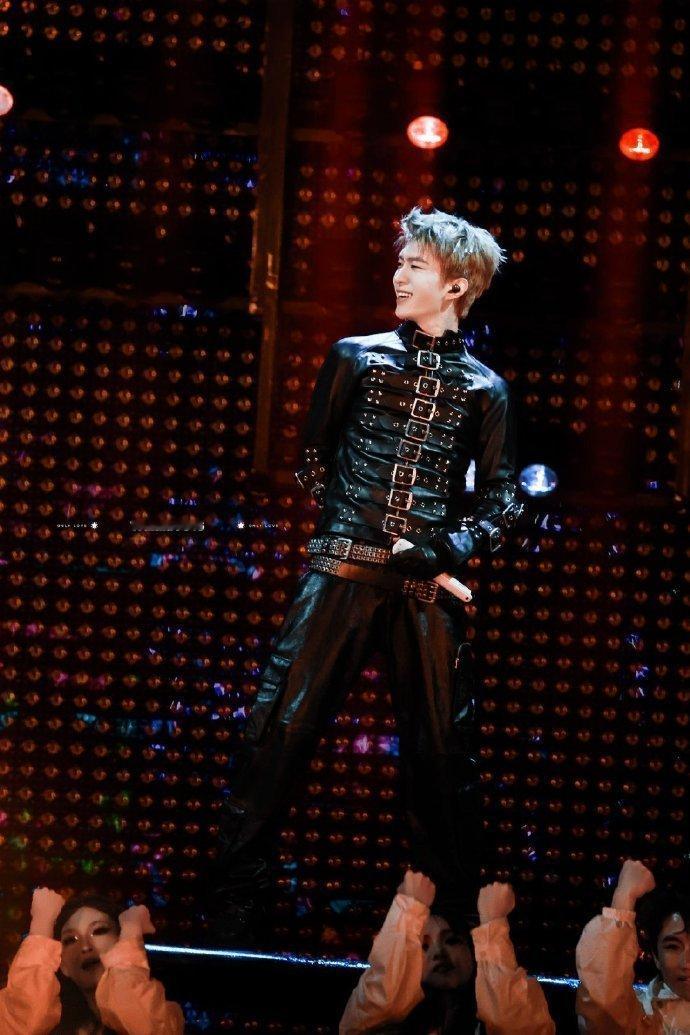 范丞丞帅成啥样了范丞丞金发造型鲨疯全场！舞台表现力直接拉满，大屏怼脸镜头帅到犯规