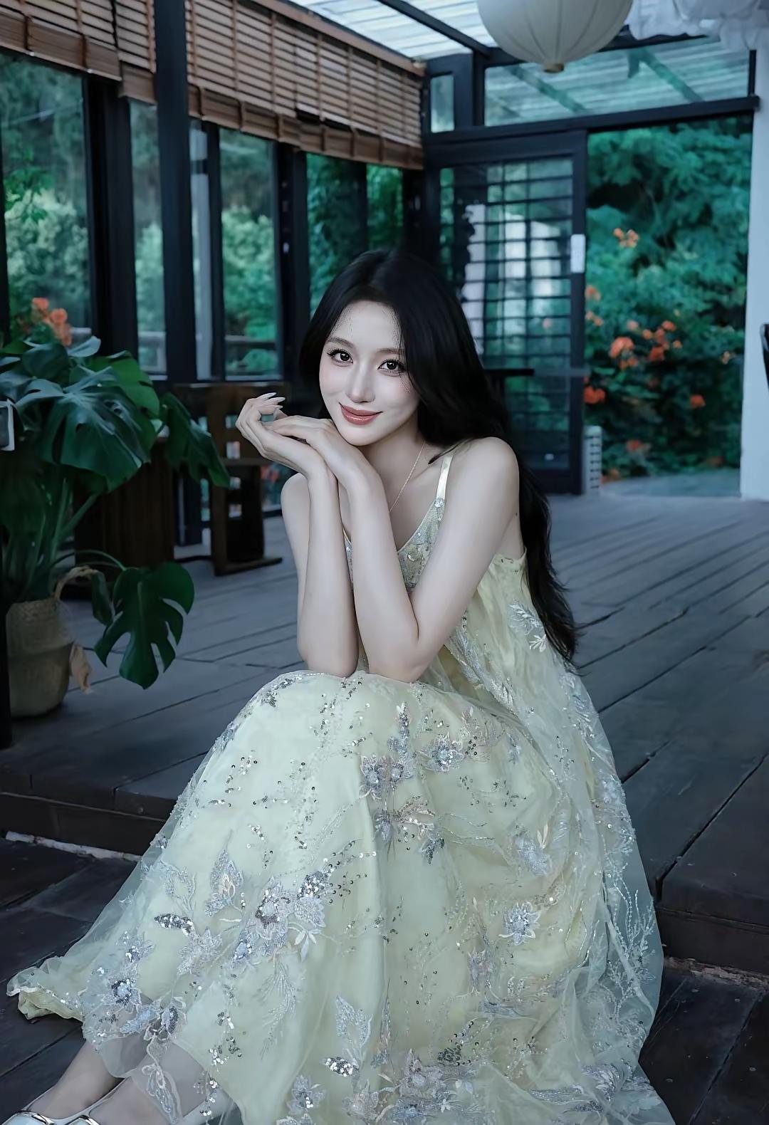优雅仙女风，浅黄色连衣裙，清新自然，宛如森林中的精灵。