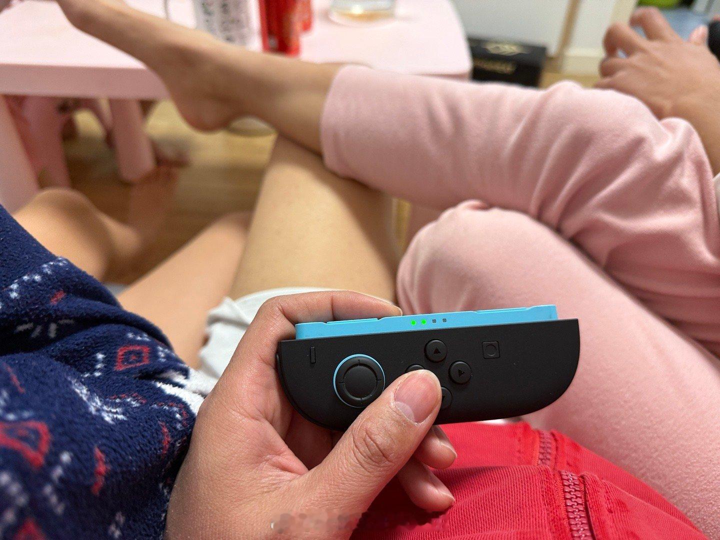 一人带俩娃的老父亲，伟大！！无需多言！！