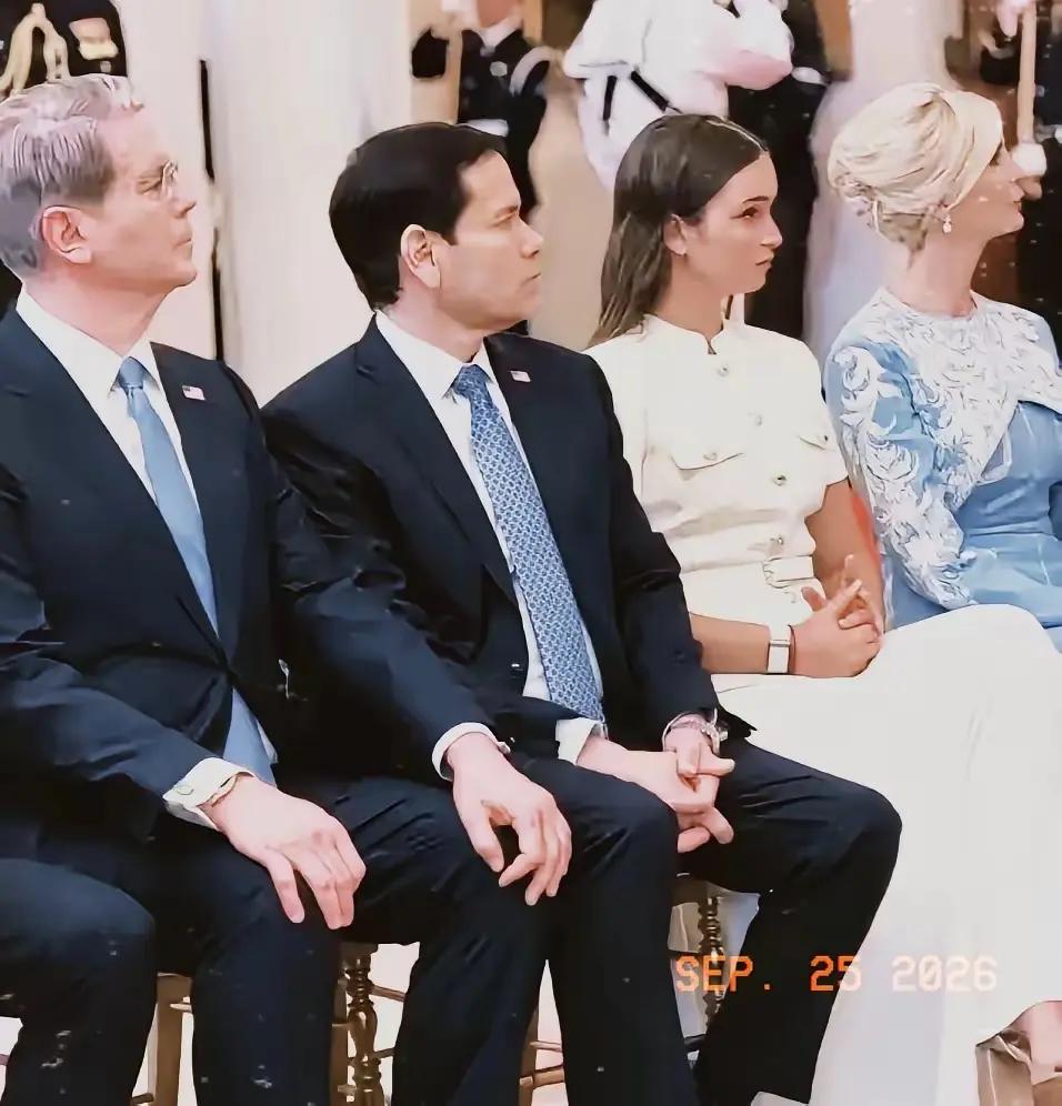 规规矩矩，正襟危坐，乖巧可爱，不可一世的老美都开始认真听“中国话”，其实你会发现