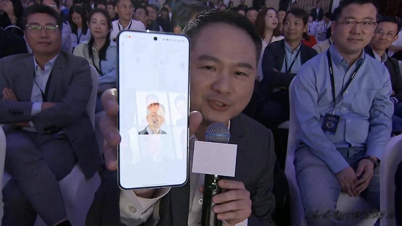 #佛系搞机#疑似红米K70系列真机曝光，这样的设计怎么样？
正面照没啥好点评的，