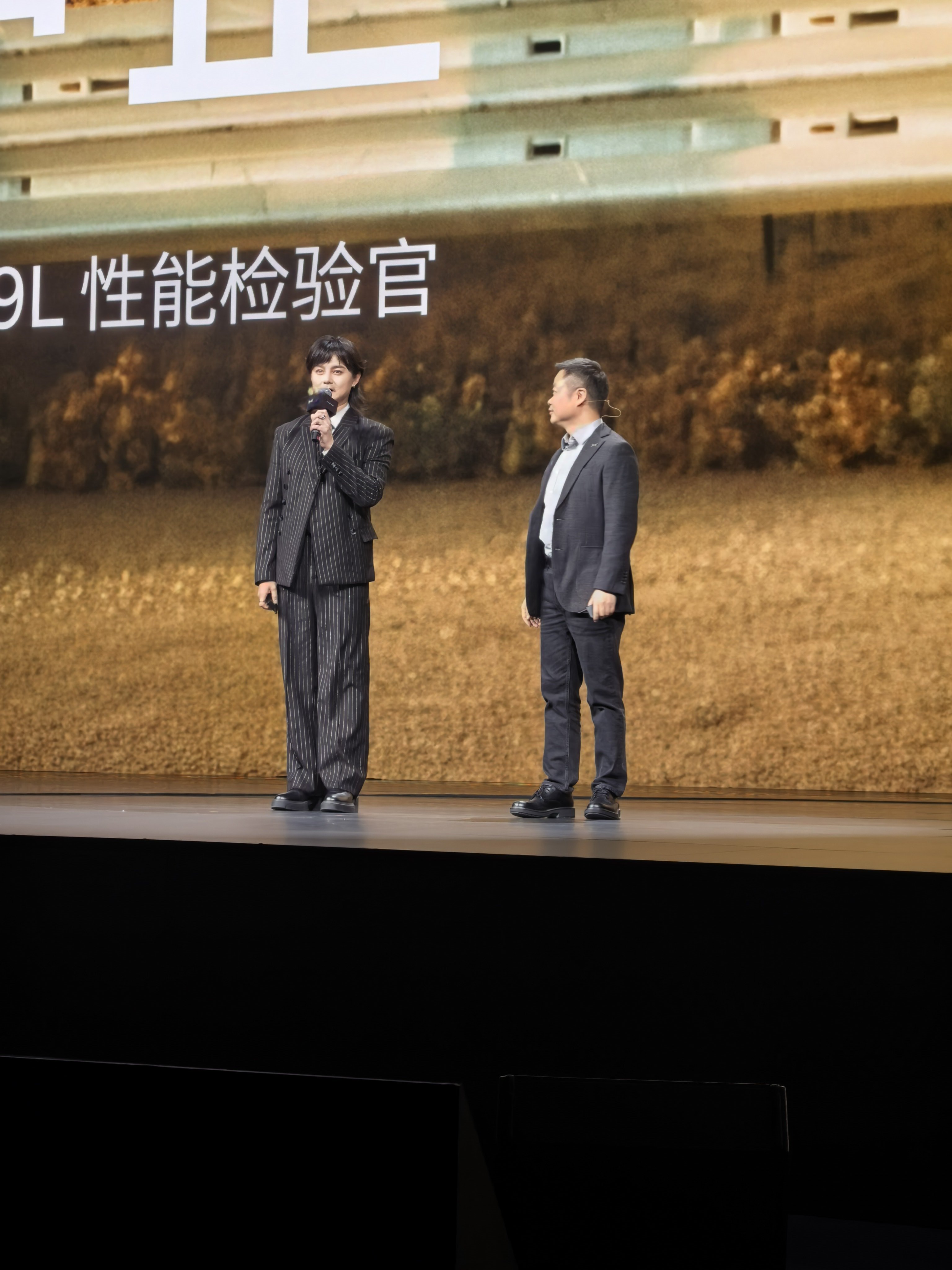 好家伙。尹正上台来介绍分享，他开了一个月的G9L。 ​​​