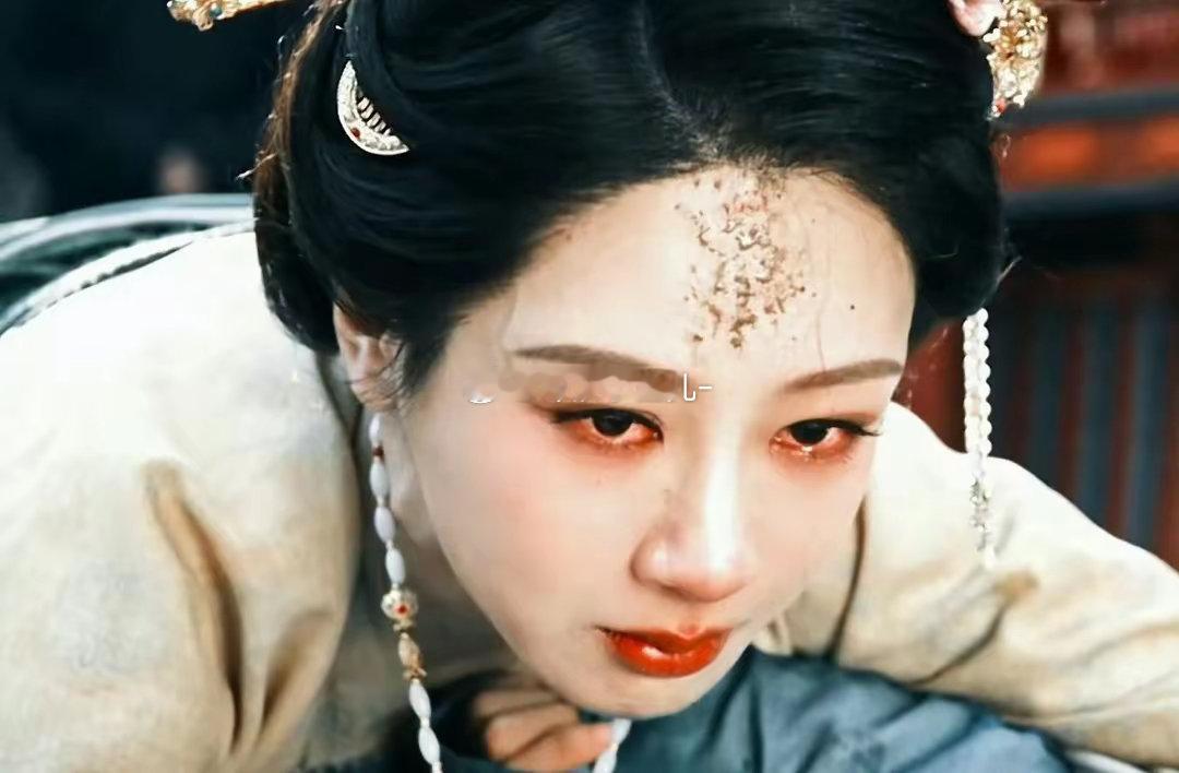 杨紫《国色芳华》红眼流泪，演技炸裂代入感十足，让人看了代入感十足，红着眼流泪，但