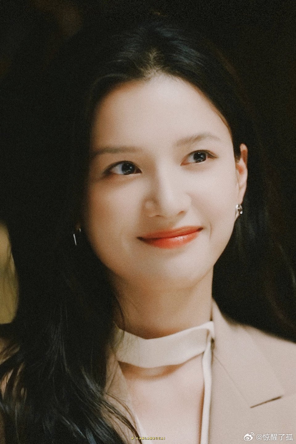 就这样被张婧仪挑下巴撩到谁被张婧仪演的苗靖戳中了？挑下巴时眼神满是戏，又苏又撩瞬