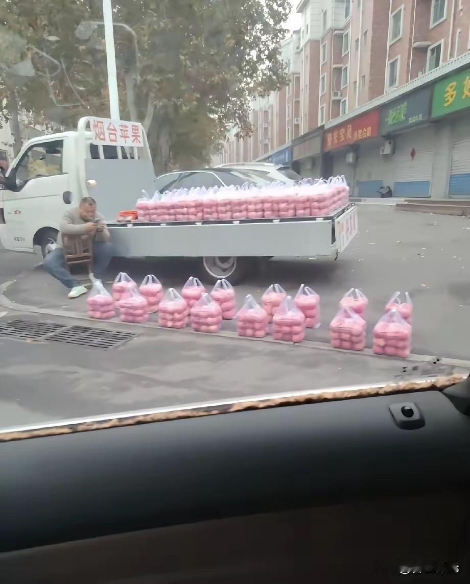 山东，街头一位卖苹果的大哥火了！不是因为苹果多便宜，而是他摆的苹果摊，整齐得让人