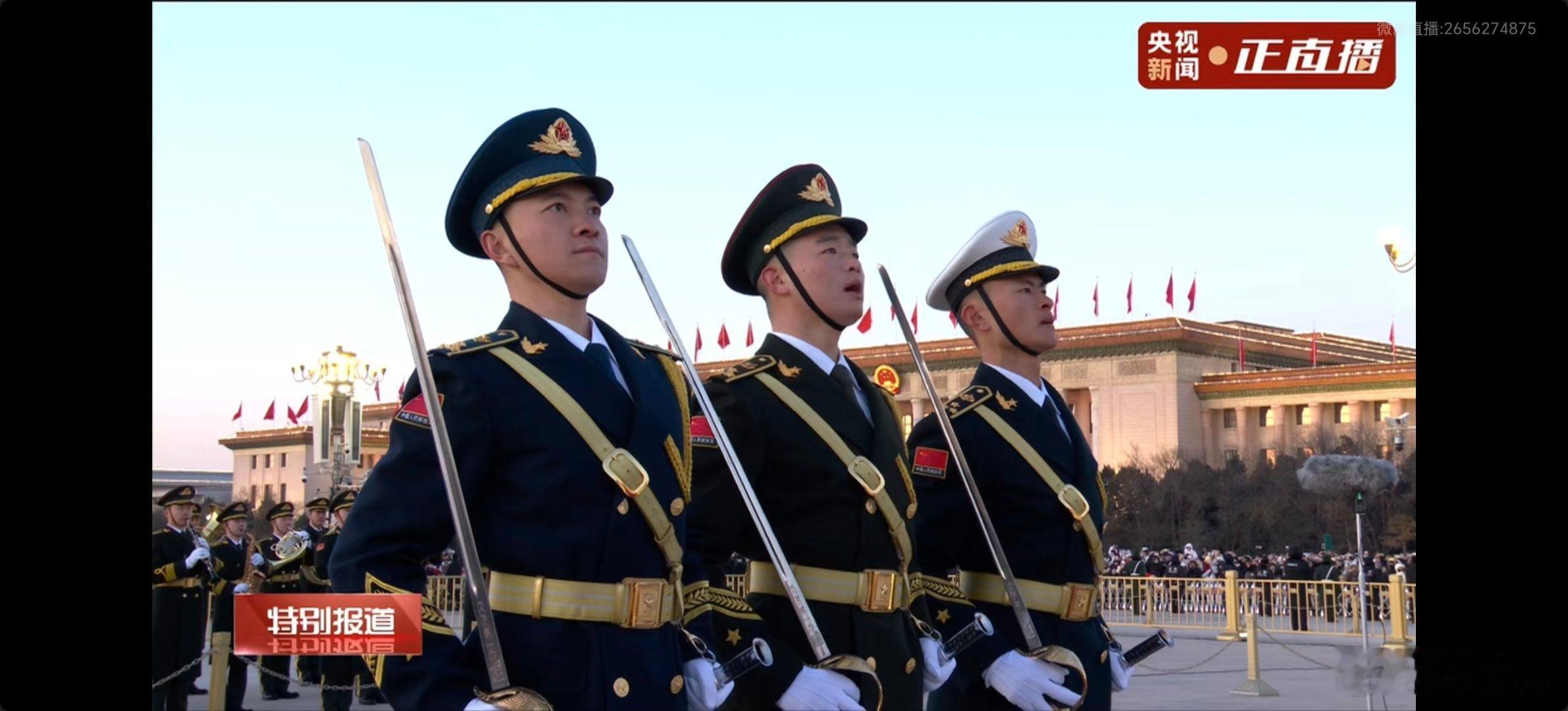 【骄傲转发！ 】，伴着新年第一缕阳光，鲜艳的五星红旗在天安门广场冉冉升起！转发传