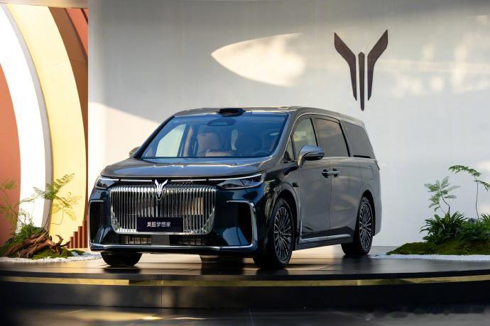 纯电续航350公里智能超混MPV 2026款岚图梦想家带着8款车型杀到市场，售价