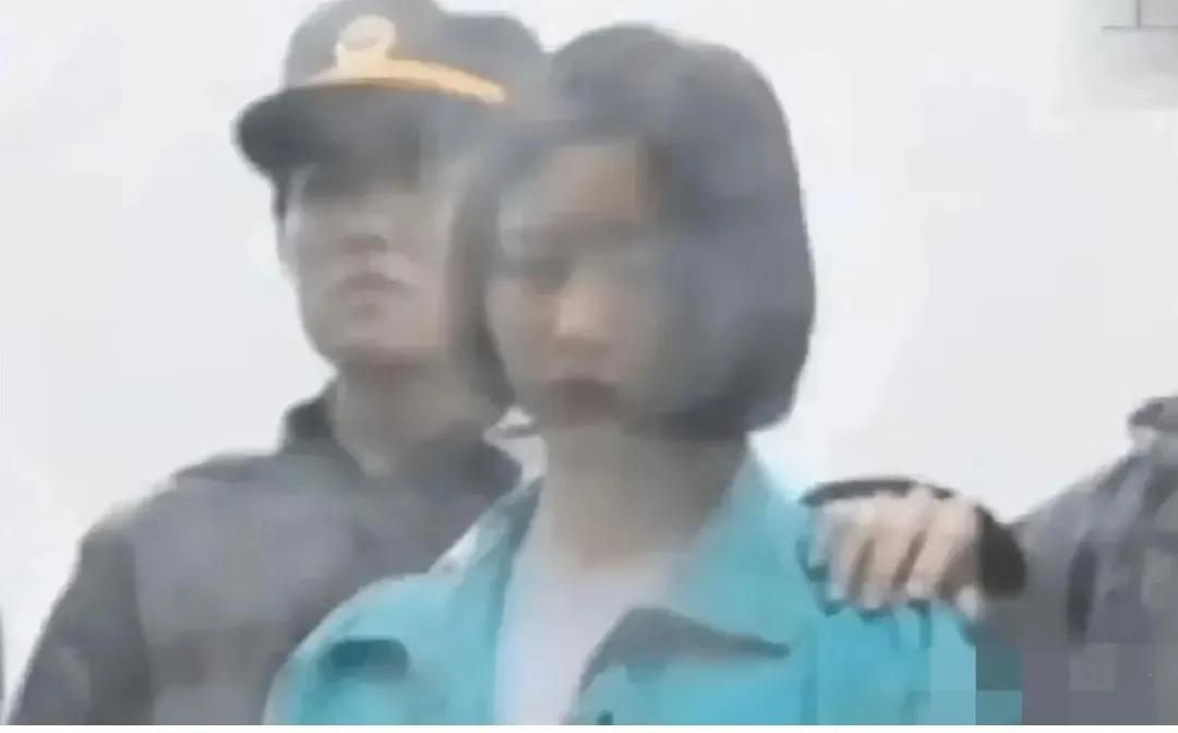 1995年，深圳看守所，一名即将被判处死刑的女犯人，从镜头中我们可以看到，这是一