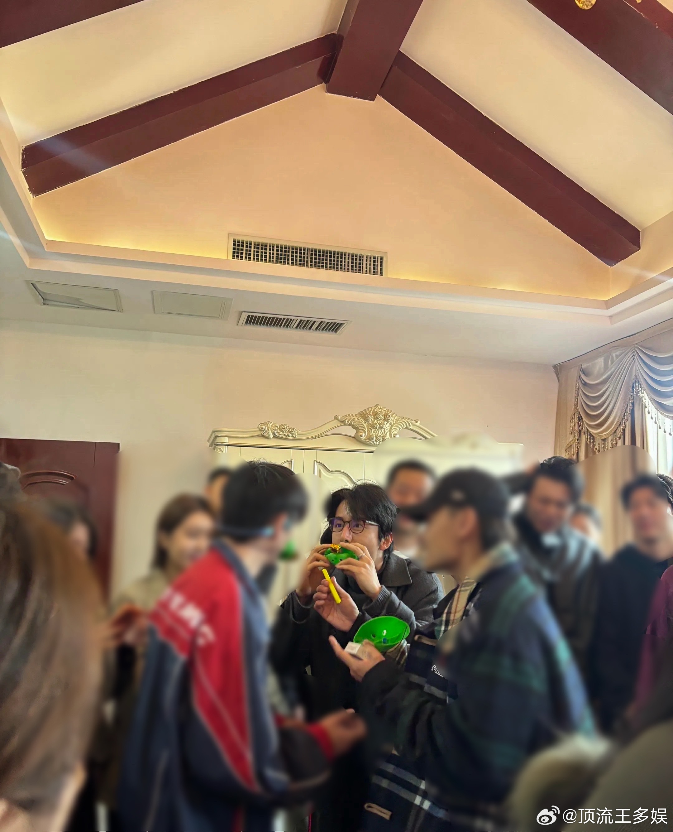 张新成参加同学婚礼当伴郎张新成参加同学婚礼 全世界都在偶遇张新成张新成近日参加了