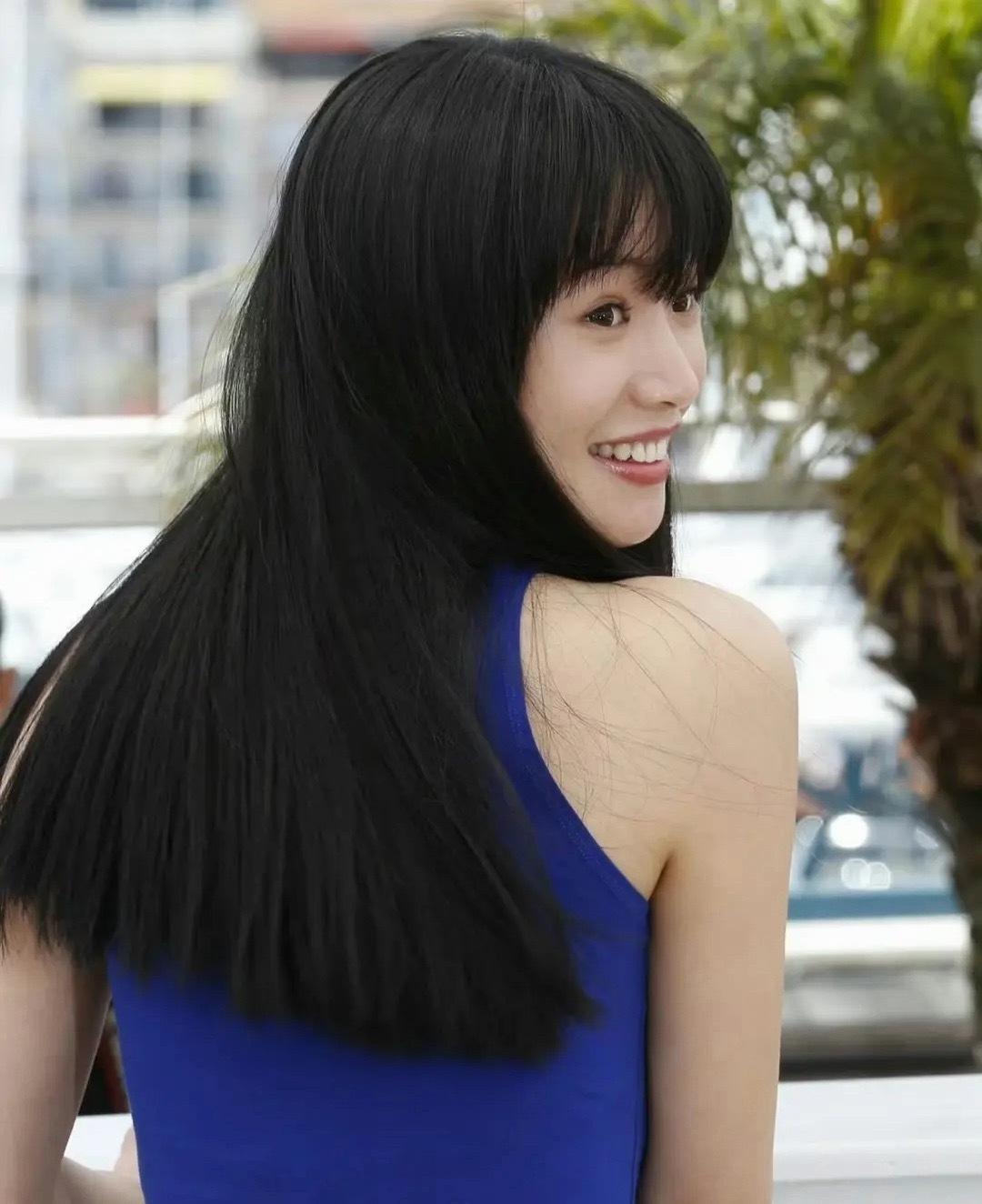 李梦22岁那年亮相戛纳电影节，清爽黑长直，又灵又美[爱慕]