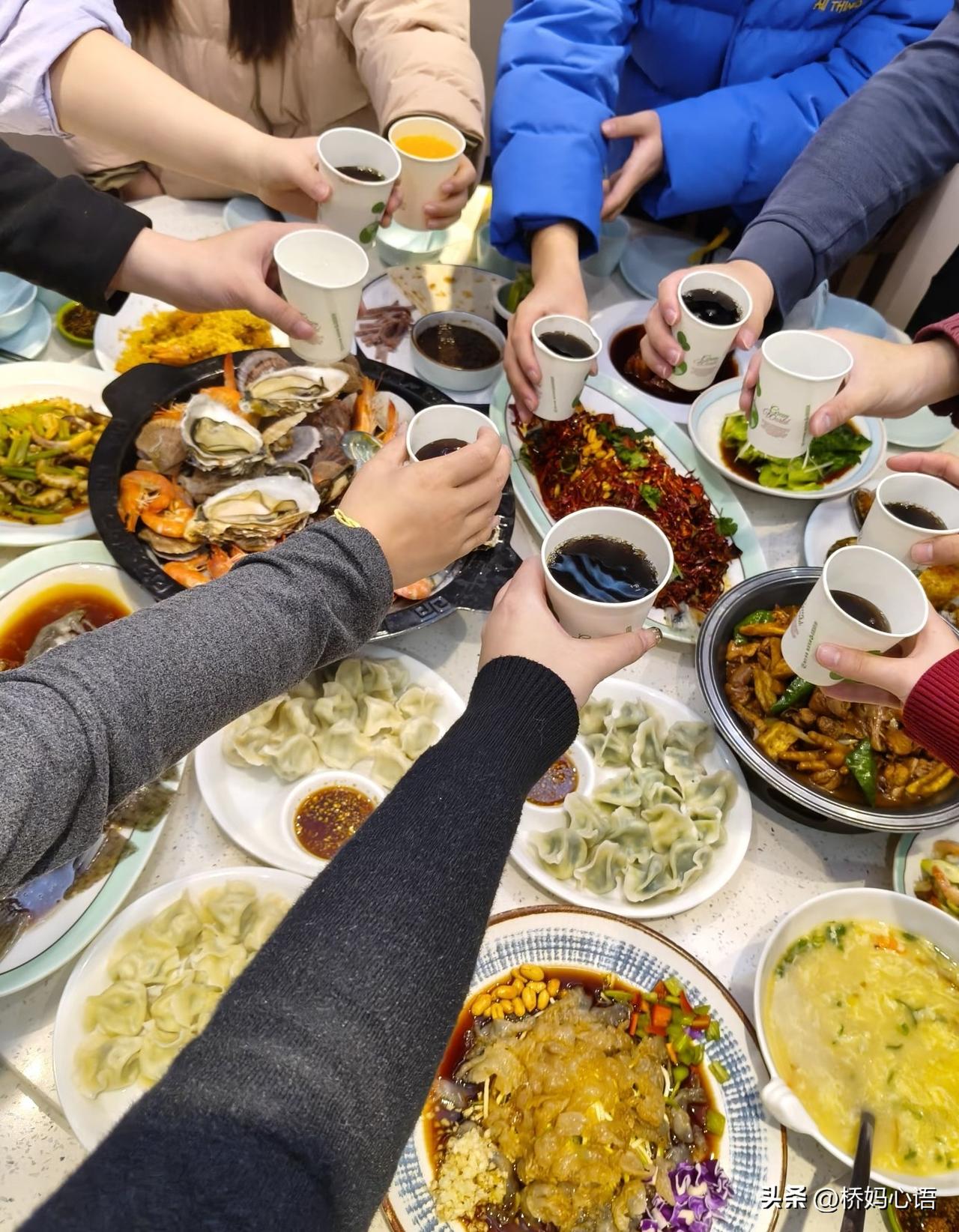 2月份我居然有四笔收入，挺惊喜的。

1.第1笔是我的退休金，2798元。这是我