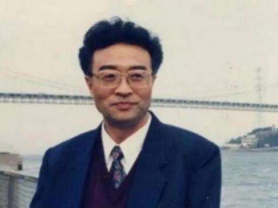 他叫刘铁骑，是大贪官刘青山的儿子，父亲在1952年被枪毙的时候，刘铁骑才6岁，底