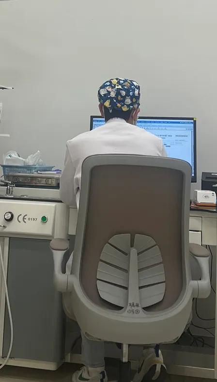 又一次开到厦门四川大学华西医院，这次来陪家人看耳朵，在医院楼下发现一个“爱心车”