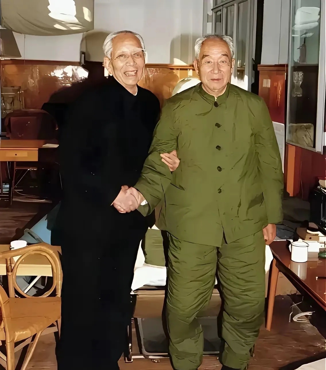 照片拍摄于1990年，一位上将和一位元帅最后一次合影，您能认出他们都是谁吗？ 