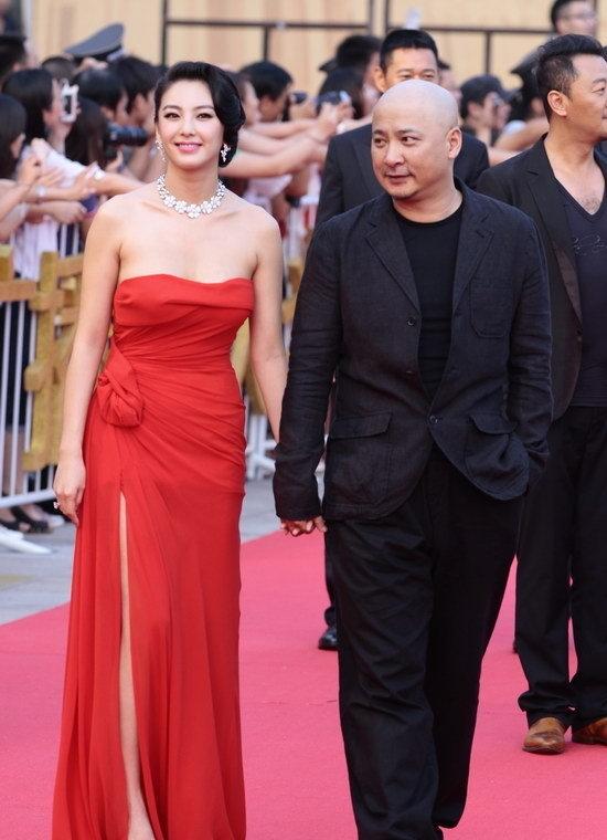 张雨绮的两段婚姻都是闪婚闪离的！

第一段婚姻：25岁的张雨绮在拍戏期间认识了自