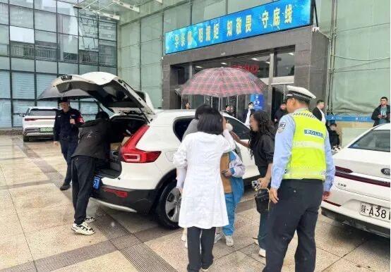 27分钟！“警”急护送7岁断指男童迅速就医
 
“我孩子手指夹断了……”9月22