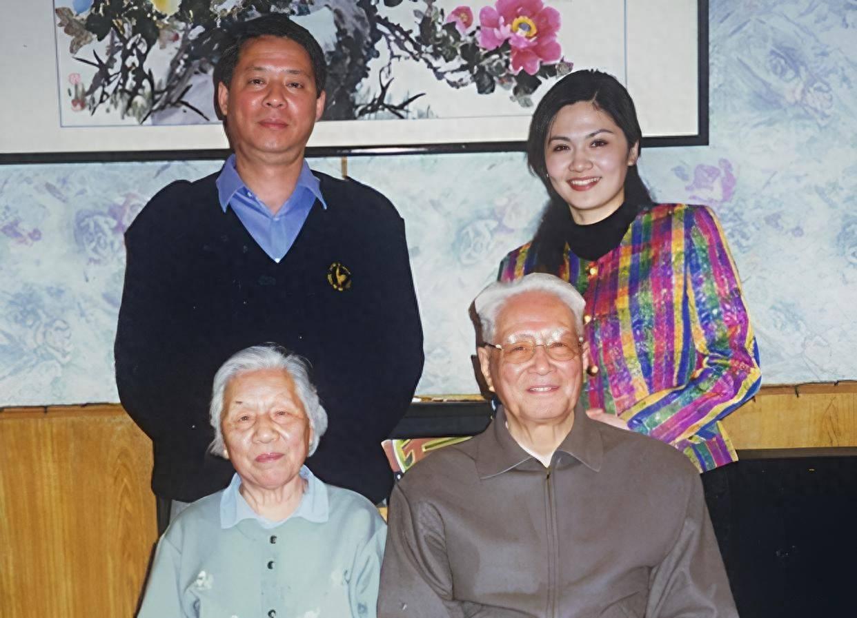 晚年张震将军同家人的合影，百岁高龄得知儿子去世，63天后也逝世。开国中将张震，是