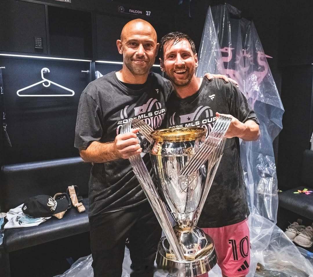 🏆迈阿密国际主帅马斯切拉诺在夺冠后：“我理解大家的感受。自从我来到这里（迈阿密