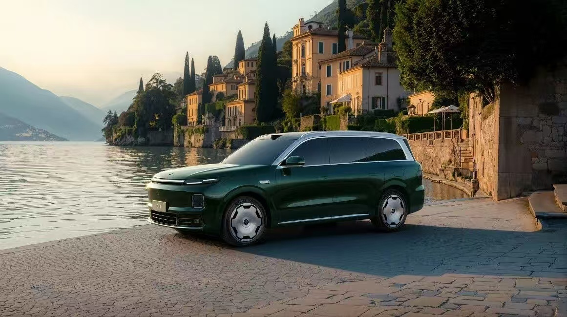 前两天，零跑全新旗舰SUV D19正式亮相，这款5.2米的大尺寸车型直接对标理想