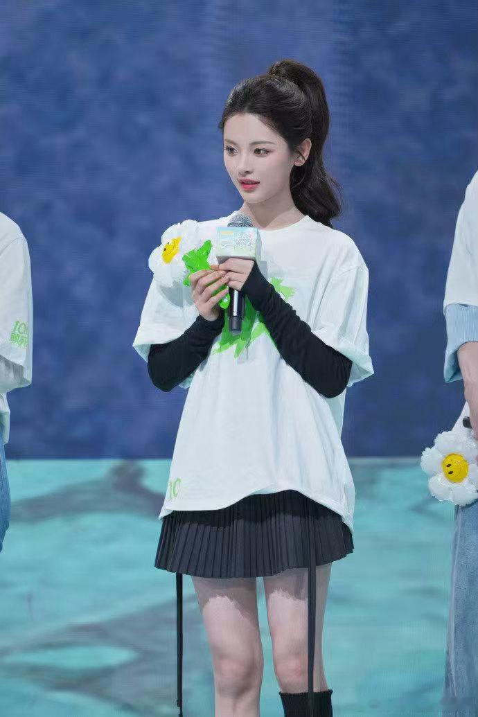 杨超越拍戏手臂大面积淤青 天台救人戏份全力投入，浑身淤青不言辛苦，用心打磨，期待