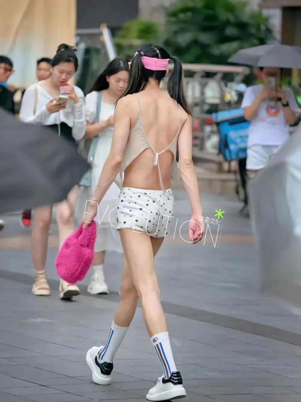 请你猜猜这是男的还是女的？
从发型上看，像是女的！
从体型上看，像是男的！
从手