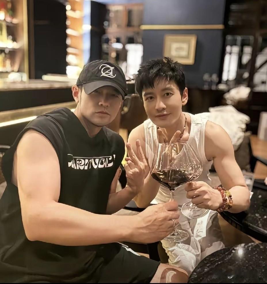 周杰伦现在这么壮了？跟黄晓明站一起，黝黑肌肉男味十足
      泰国酒吧偶遇周