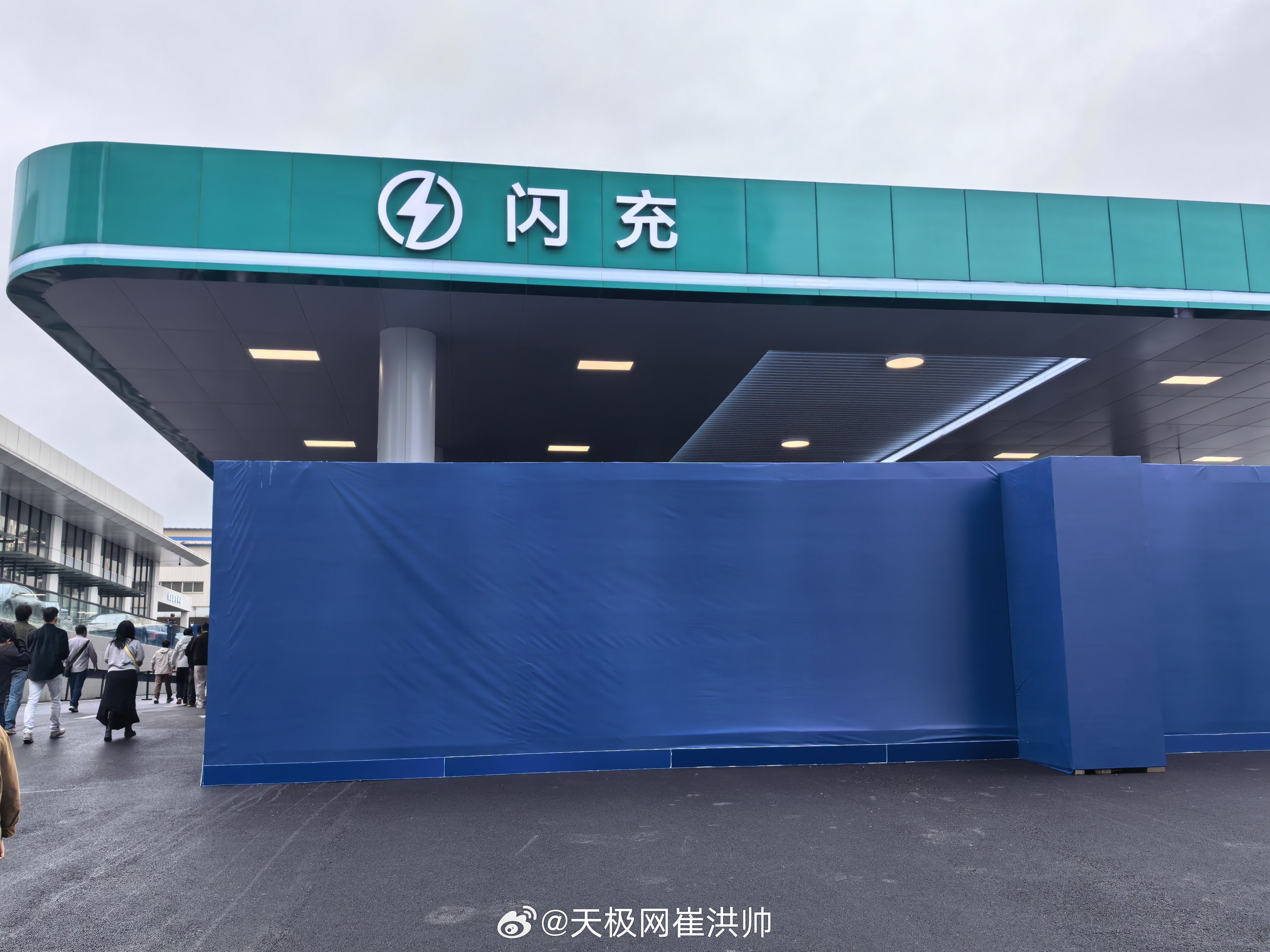 比亚迪颠覆性技术--兆瓦闪充2.0充电站，规划2026年自建4000+座闪充站，