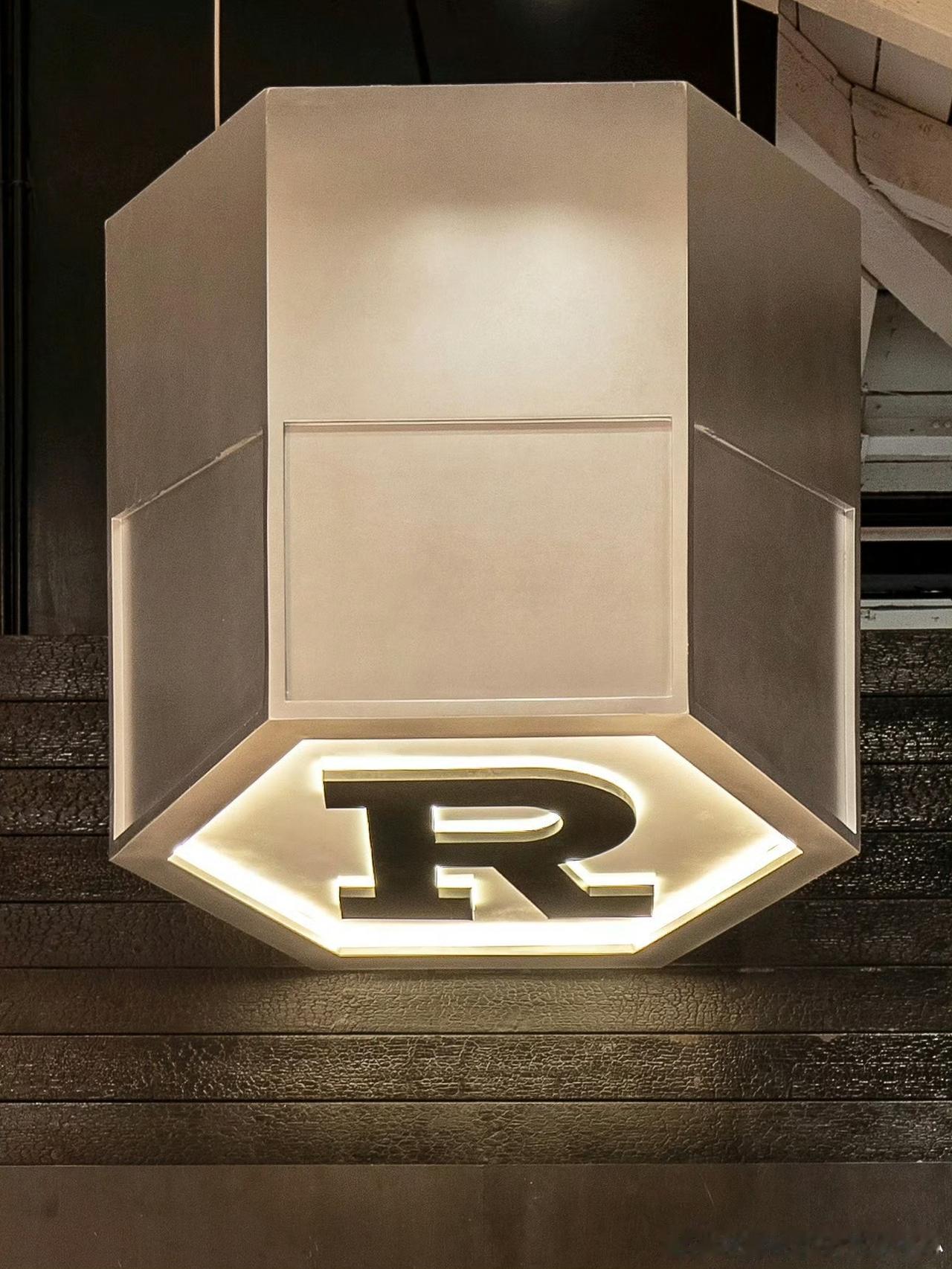 红房子里无处不在的 “R”
“R ”藏在红房子的每个角落～

曾几何时，“R”这