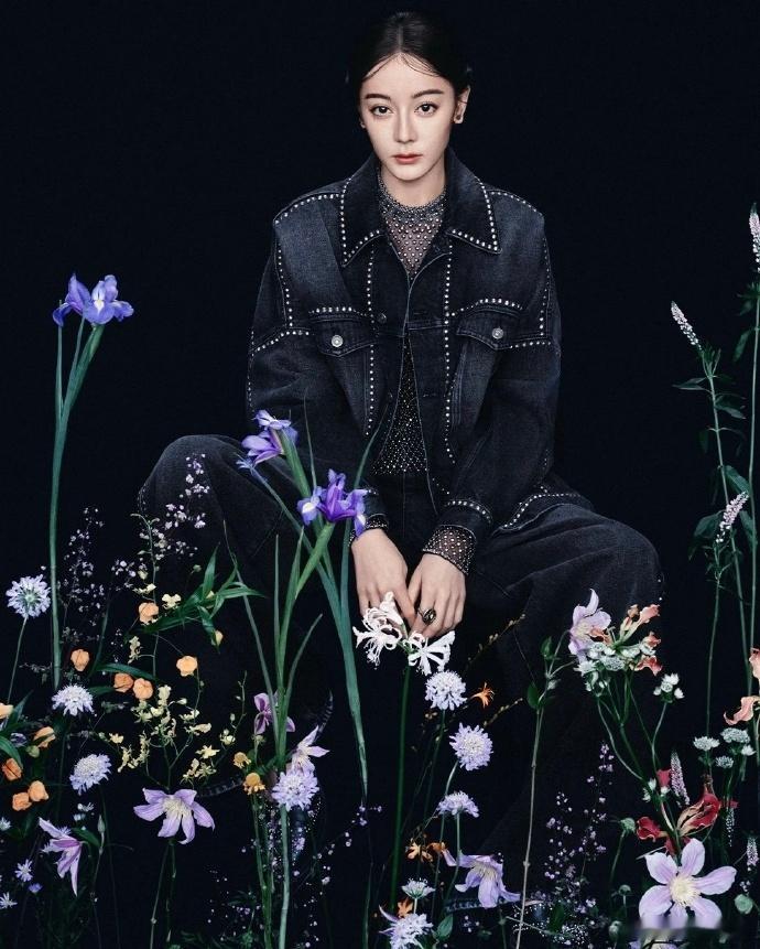 #迪丽热巴演绎新季时装的先锋格调##迪丽热巴早春穿搭look#迪丽热巴的百褶裙装