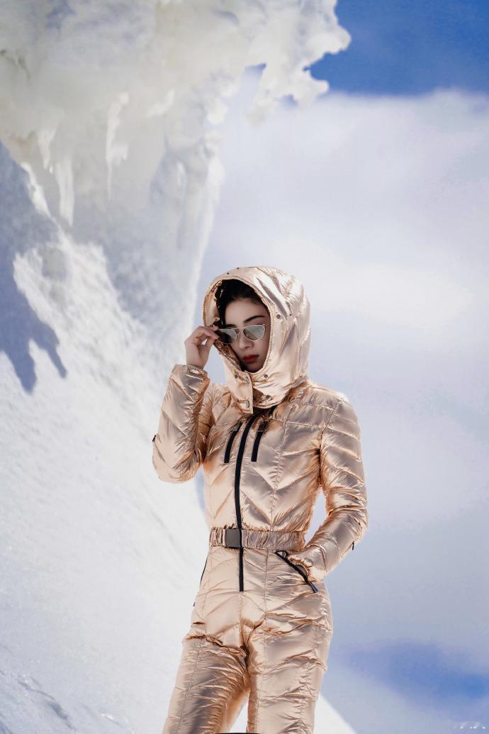 #黄奕你不冷吗#黄奕的雪场造型，外套里竟是吊带背心，她不冷吗？身材和气场却超绝！