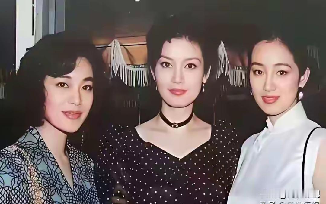 仔细看，那时的潘虹细眉飞扬，明眸善睐，妥妥的c位。右边是秀韵多姿的巩俐 ，而左一