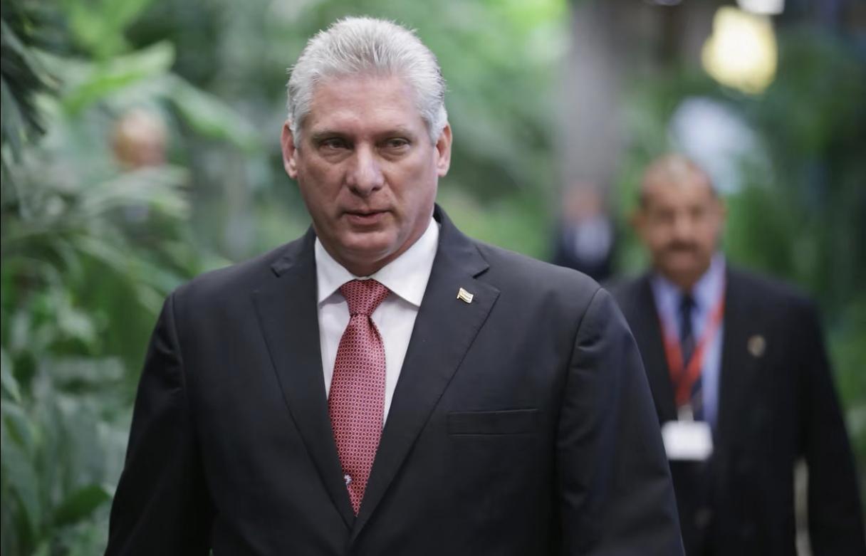 古巴终究还是撑不住了。

总统卡内尔在电视上亲口承认，正跟美国接触，甚至同意FB