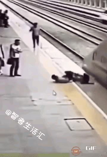 大爱无需多言，为奋不顾身救人的英雄点赞，愿好人一生平安[赞][赞][祈祷] ​​