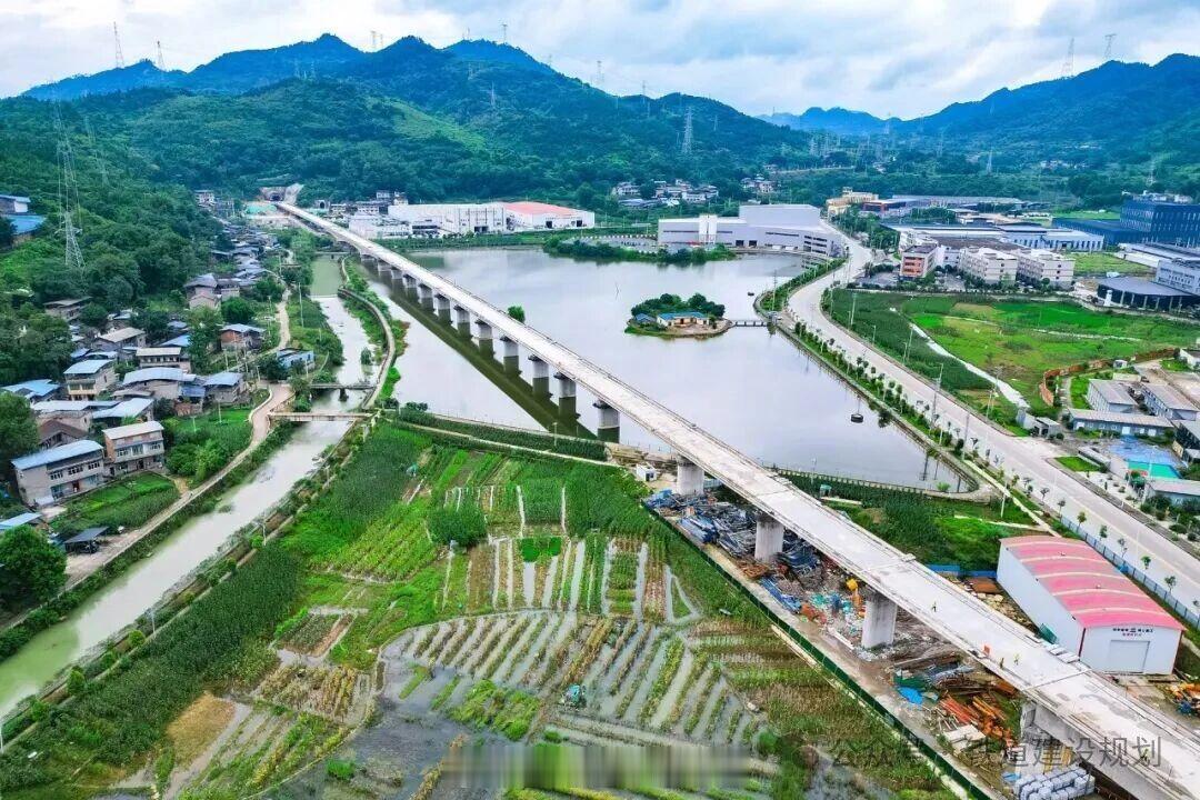 高铁头条【西渝高铁达州至重庆段，架梁完成】西南铁路公众号消息：6月29日8时许，