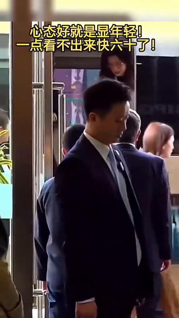 心态好就是显年轻，一点看不出来快六十了。