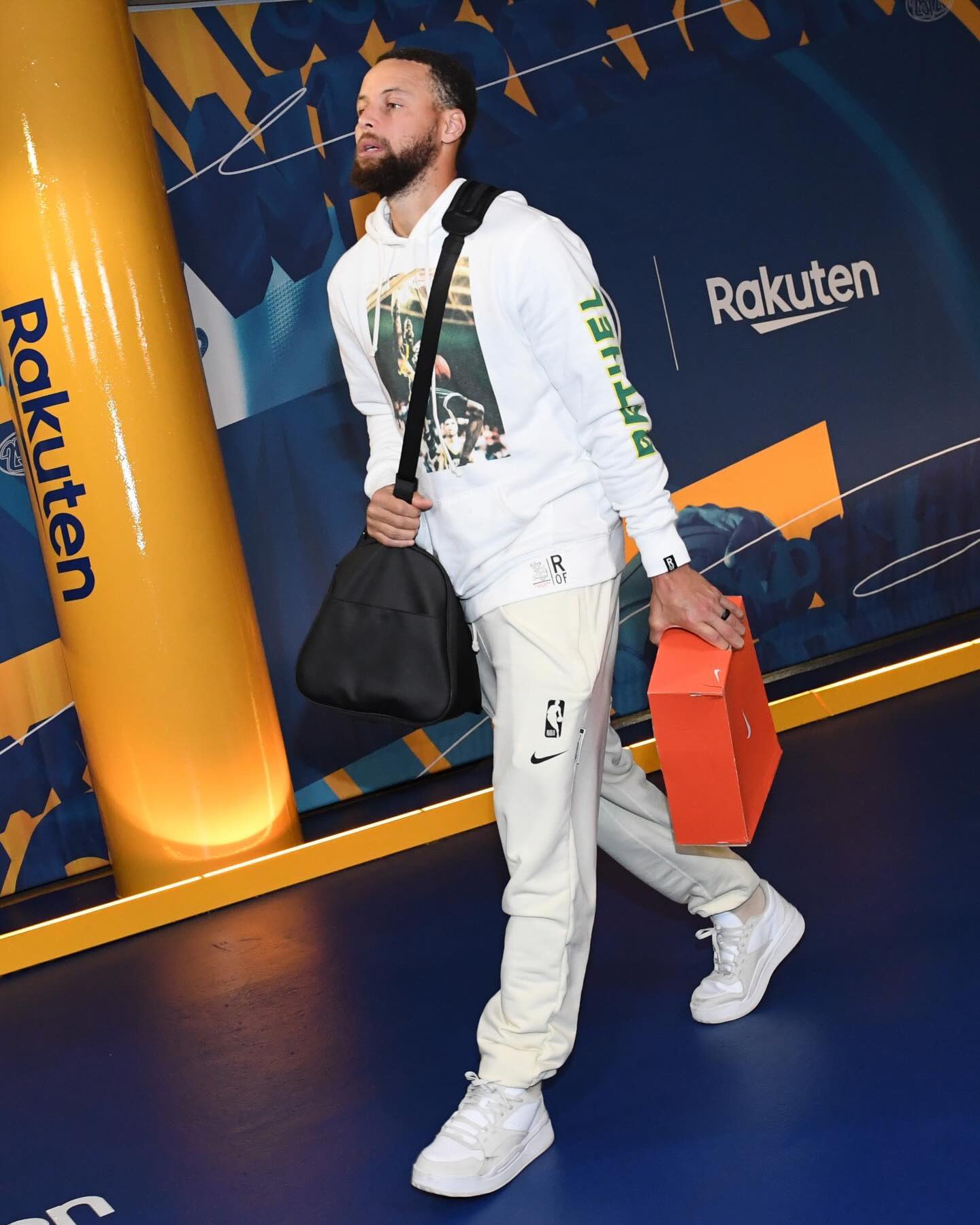 UA在哪UA已经饱含热泪继和UA分道扬镳后 库里再次上脚Curry 88库里超话