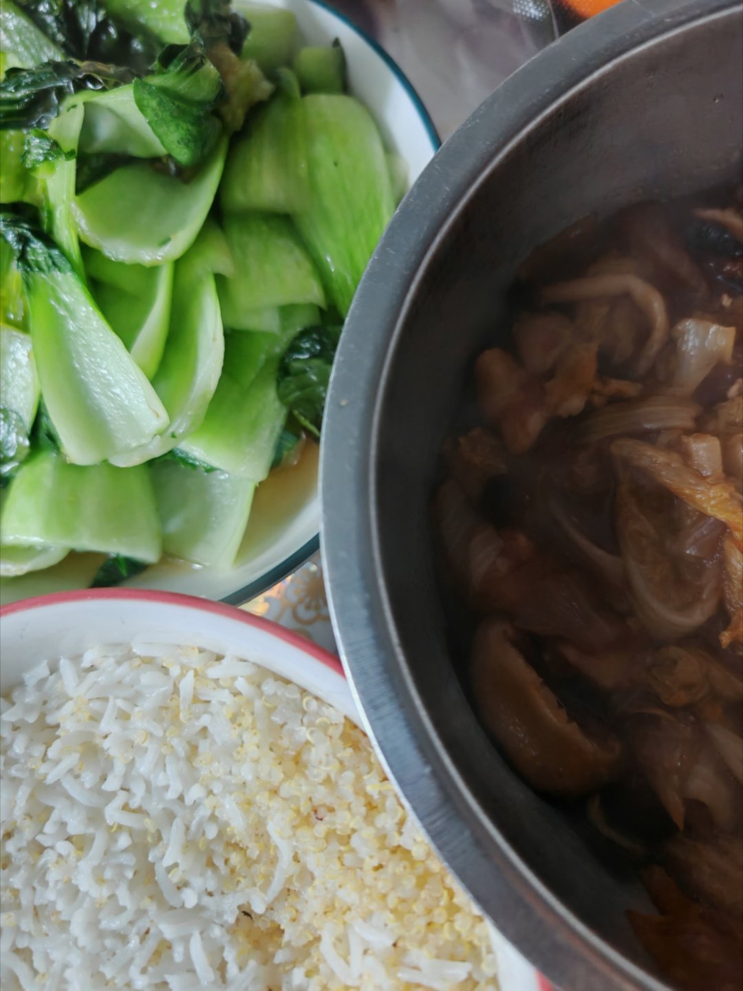 午餐  介于不想做饭和不想吃外卖中间，所以用电饭煲焖了个菜🤣🤣你们吃啥 