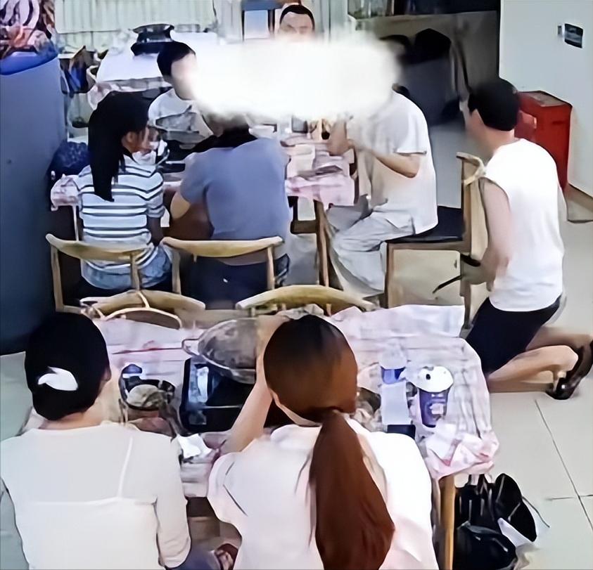 武汉一火锅店老板，当着满店客人，扑通跪下了。不是求饶，不是促销，而是求一桌聪明人