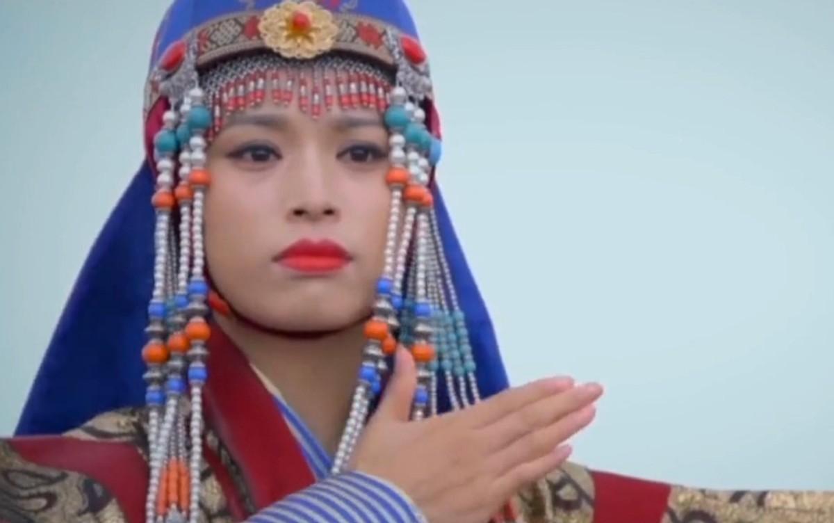 为了稳定蒙古局势，30多岁的王妃嫁给了年仅7岁的孩子，他是她的孙子辈。王妃满都海