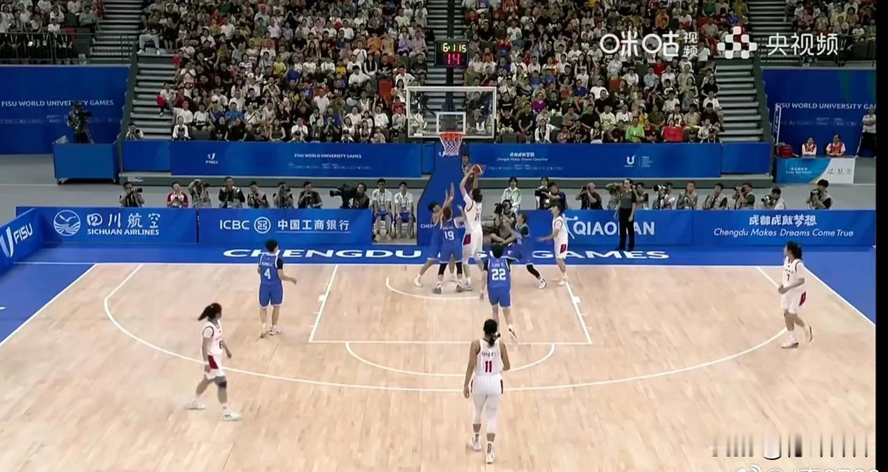 上半场打完，中国大运女篮43比35领先中国台北大运队。这个比分可以接受，但我觉得