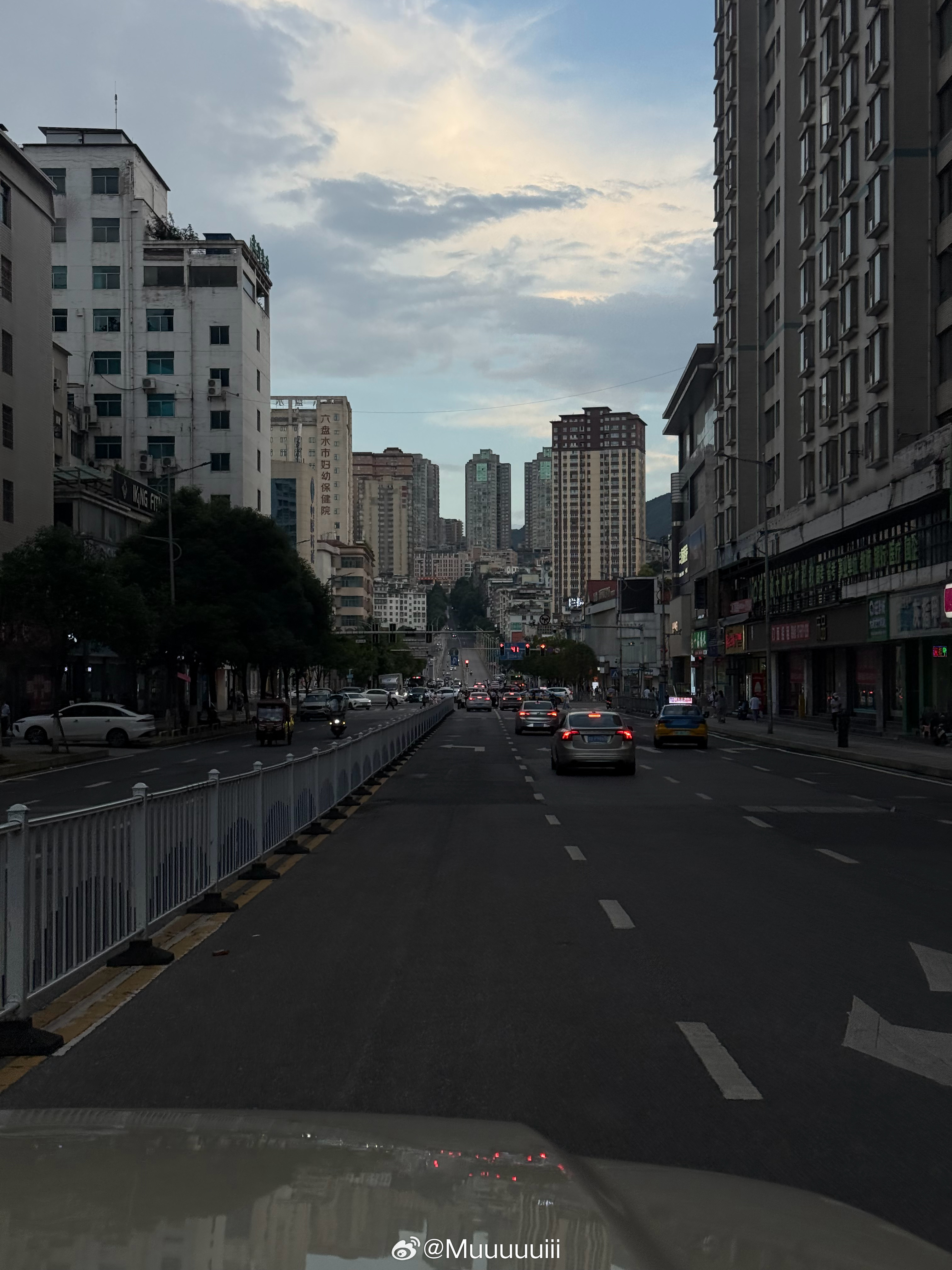 打开相机一看发现有两百张风景照 零张美食照 
