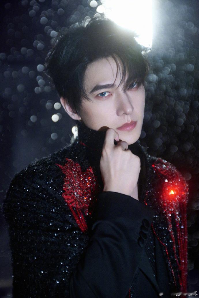 杨洋吸血鬼伯爵谁被杨洋的吸血鬼伯爵造型惊艳到了！蓝瞳自带疏离感又透着魅惑，黑衣红