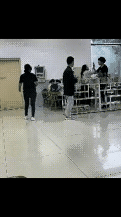 真的看傻了！女的个子小小的，跟男的起争执抬手打了两下，估计就是气头上没轻重。结果