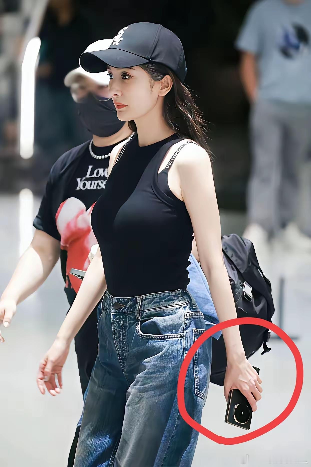 杨幂手里这款手机到底是什么牌子啊，看着非常高端大气。 