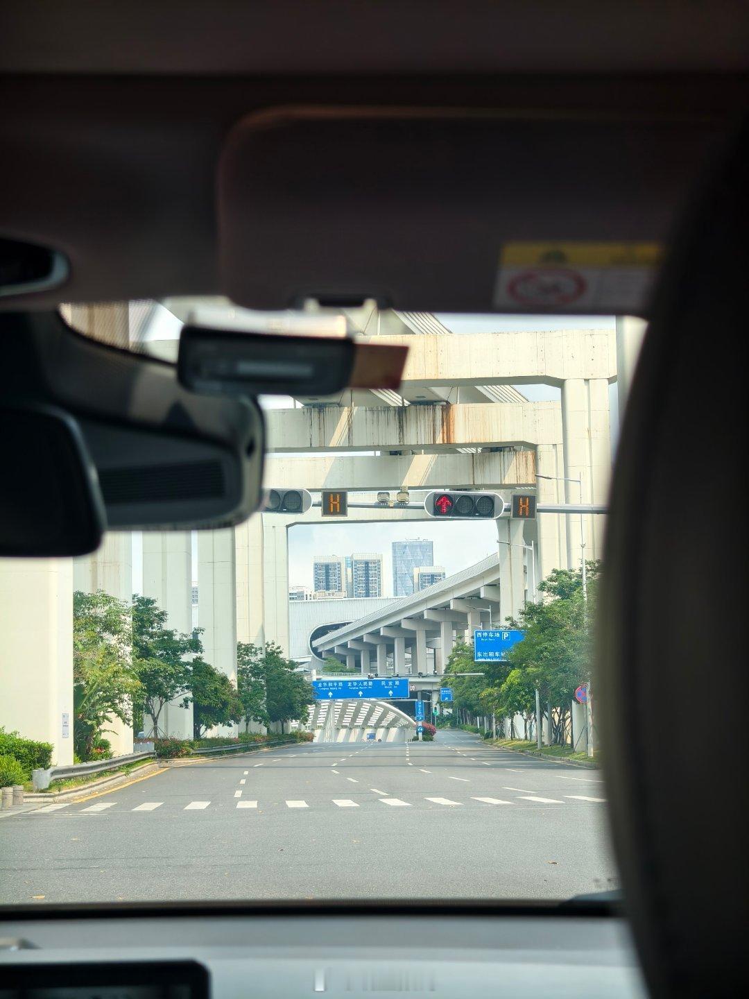 深圳北站附近的这个十字路口是有谁在啊？过一个路口等了8分钟，我是真服了