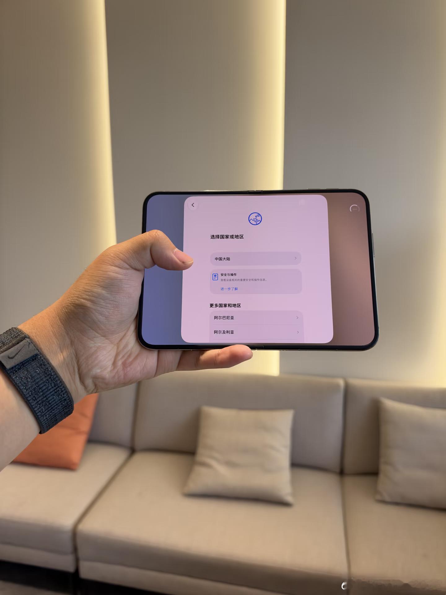 iPhone Duo拿在手上感觉就像一块小平板 ​​​
