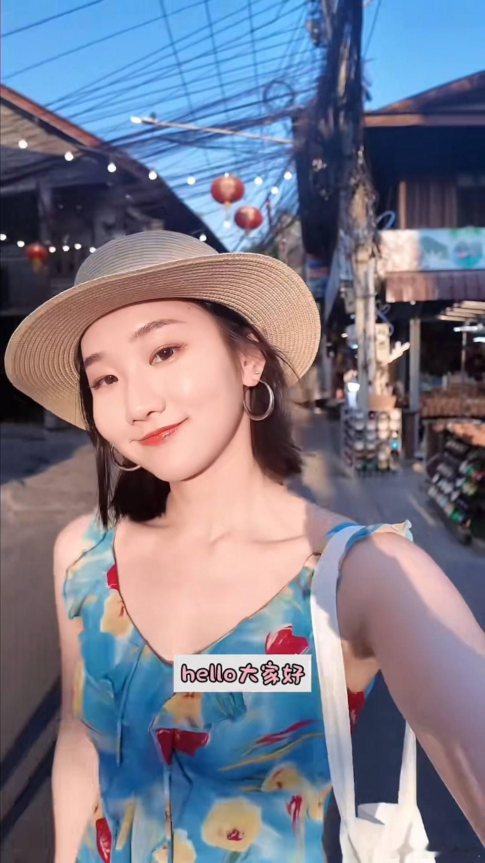 應屆香港小姐季軍袁文靜自當選以來，憑藉其「半鹹淡」廣東話以及真性情的敢言作風，在